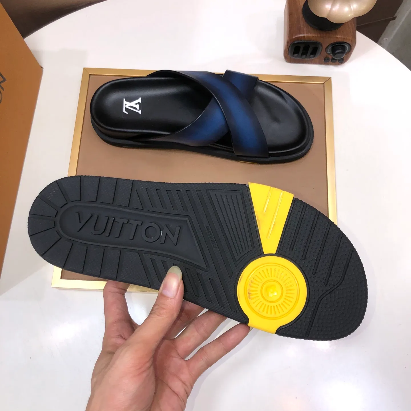 Men's shoes 💰400💰 [Louis Vuitton LV slippers] (high-end cowhide) counter 1:1 fashion style, a must-have for summer! The designer used LV’s iconic outsole. The original simple slippers instantly become fashionable! The upper is made of flexible special cowhide leather straps alternately, and the workmanship is exquisite! A must-have for stylish men in summer, size 38-45 (45 customized)